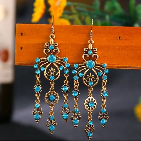 ✨ 🆕 ✨ STUNNING Vibrant Red & Blue Dangle Earrings with Intricate Design✨ - Picture 9 of 15